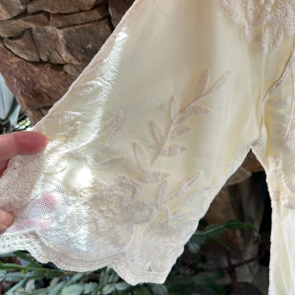 Lace Covered Lined Cream 3/4 Sleeve Above the Knee Medium Top;Perfect Condition! - Picture 9 of 16